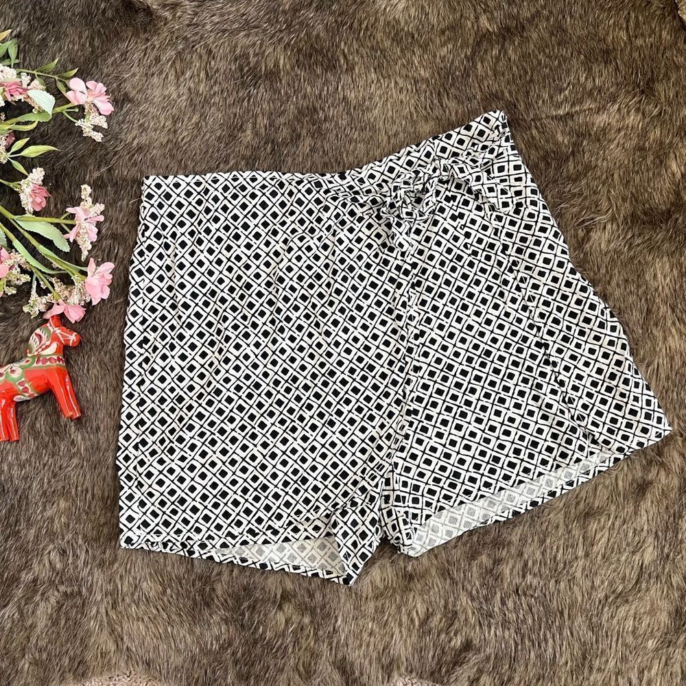 Urban Outfitters Black White High Waisted Wrap Skort Shorts Sz 2 Linen Blend